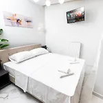 Апартаменты Modern Nest Kanari - Stylish With Balcony & Fast Wifi Салоники