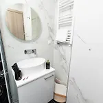 Modern Nest Kanari - Stylish With Balcony & Fast Wifi Апартаменты